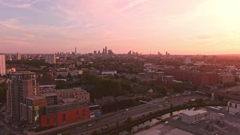 Drone-Al-Atardecer-De-Londres-Volando-Hacia-El-Estadio-De-Stratford-De-La-Ciudad