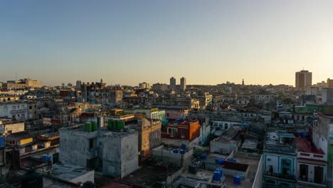 Lapso-De-Tiempo-Aéreo-Del-Barrio-Residencial-En-La-Vieja-Ciudad-De-La-Habana,-Capital-De-Cuba,-Durante-Una-Colorida-Puesta-De-Sol-Nublada