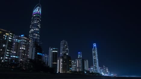 Timelapse-De-Edificios-En-La-Costa-Dorada-Tomados-De-La-Playa-Por-La-Noche