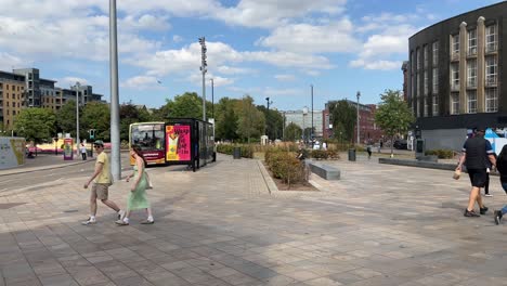 Vista-Panorámica-Desde-El-área-Del-Puente-Del-Monumento-Whitefriargate,-Hacia-El-Museo-Marítimo-De-Hull,-Que-Está-Revestido-Con-Una-Lámina-De-Plástico.