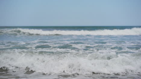 Olas-Del-Mar-Azul-Turquesa-Chapoteando-En-Cámara-Lenta