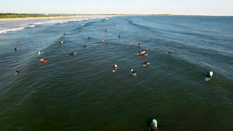 Imágenes-Aéreas-De-Muchos-Surfistas-Montando-Las-Olas-A-Lo-Largo-De-La-Costa-De-Rhode-Island.