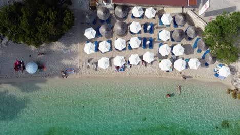 Vista-Superior-Sobre-La-Orilla-Del-Mar-De-Guijarros-De-La-Playa-De-Afteli,-Lefkada,-Evgiros,-Grecia