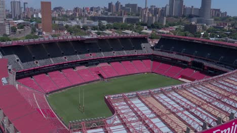 4K-Drohnen-Luftaufnahme-Des-Ellis-Park-Stadium-Johannesburg-CBD-Im-Hintergrund-Mit-Sichtbaren-Leeren-Sitzen