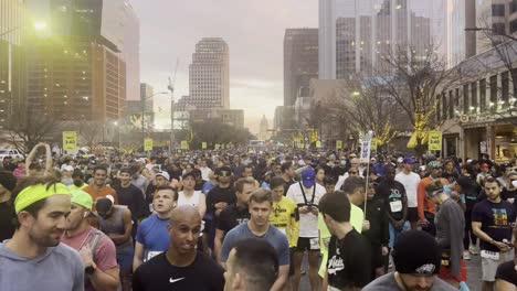 Los-Corredores-De-Maratón-Se-Preparan-Para-Correr-Frente-Al-Edificio-De-La-Capital.