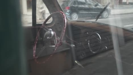 Looking-inside-a-vintage-pickup-truck.-Handheld,-slomo