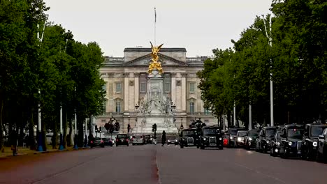 Hay-Una-Carrera-Hacia-El-Palacio-De-Buckingham-Con-Vistas-Al-Victoria-Memorial.