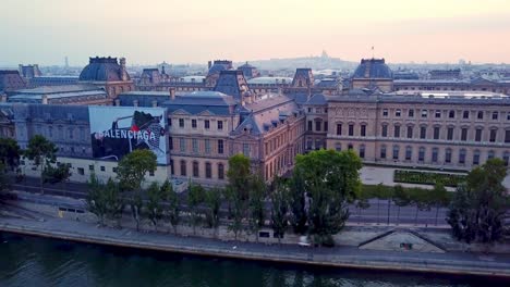 Morning-view-on-Louvre-museum,-Paris,-France