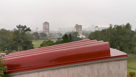 Regentag-Auf-Dem-Campus-Der-UNAM-In-Mexiko-Stadt