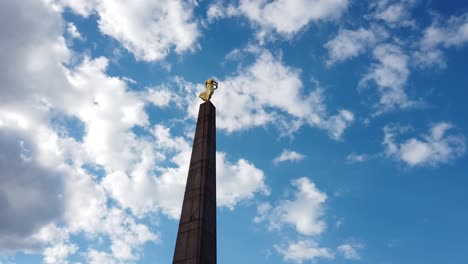 Goldene-Dame-Von-Luxemburg-Mit-Klarem-Blauen-Himmel