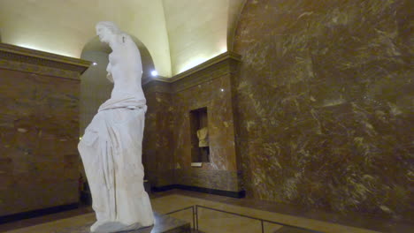 Panning-shot-of-the-Venus-de-Milo-at-the-Louvre-museum-in-Paris,-France