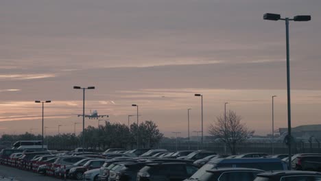 Eine-Schwenkaufnahme-Eines-Flugzeugs,-Das-Bei-Sonnenaufgang-Auf-Einem-Flughafen-Landet