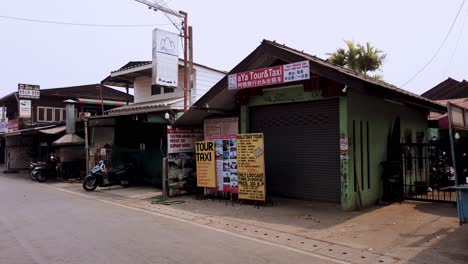 Toma-De-Camión-Izquierdo-De-Una-Calle-Vacía-En-Pai,-Tailandia,-Debido-Al-Brote-De-Coronavirus.