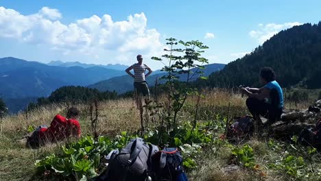 Los-Excursionistas-Descansan-En-Las-Montañas-Durante-La-Caminata-Por-Los-Picos-De-Los-Balcanes.