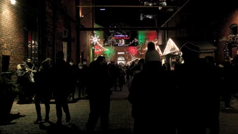 Mercado-Navideño-De-Toronto-Durante-El-Cierre-De-Covid,-Gente-Ocupada-Visitando-Tiendas-Con-Cuenta-Regresiva-A-Través-De-La-Calle-Bust