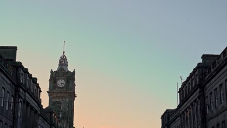 Edinburgh-Stadtzentrum-Bei-Sonnenuntergang,-Neigung-Nach-Unten-Auf-Princes-St