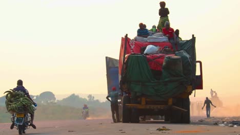 überladener-LKW-Und-Motorräder-Transport-Auf-Landstraße---Kongo-Central-Demokratische-Republik-Kongo-Kinshasa-Kongo