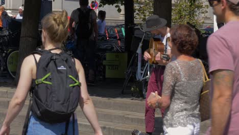 Mann-Spielt-Gitarre-In-Der-Öffentlichkeit