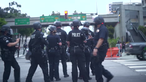 Un-Grupo-De-Policías-Antidisturbios-En-Las-Calles-Del-Centro-De-La-Ciudad-En-Una-Protesta-Blm