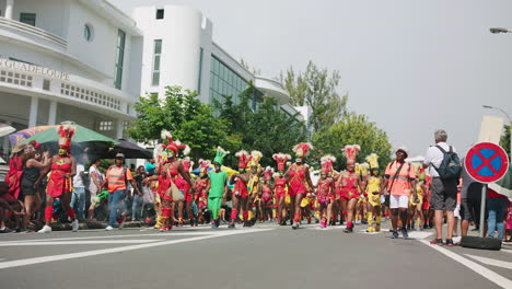 Amplia-Cámara-Lenta-De-Una-Gran-Procesión-Que-Celebra-El-Carnaval-En-Las-Calles-De-Pointe-à-pitre-En-Guadalupe