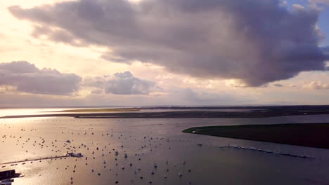 Antena-Del-Puerto-De-Mersea-Oeste-De-La-Costa-De-Essex-A-Primera-Hora-De-La-Tarde,-Seguimiento-De-Drones-Con-Toma-Amplia