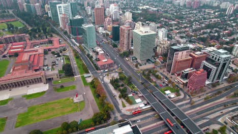 Luftaufnahme-Aus-Der-Umlaufbahn-über-Der-Militärschule-Bernardo-O&#39;Higgins-An-Der-Apoquindo-Avenue,-Santiago,-Chile