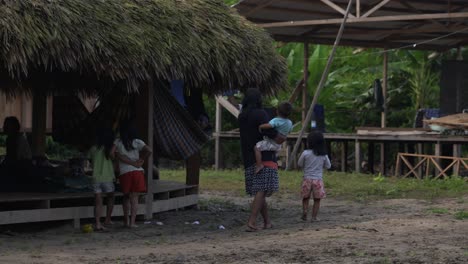 La-Vida-De-Una-Familia-De-Pueblo-Brasileño-Con-Niños-Caminando-Al-Aire-Libre.