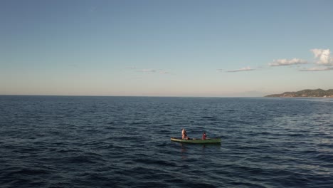 Pez-Aéreo-En-Canoa-En-Medio-Del-Mar-Con-Drones