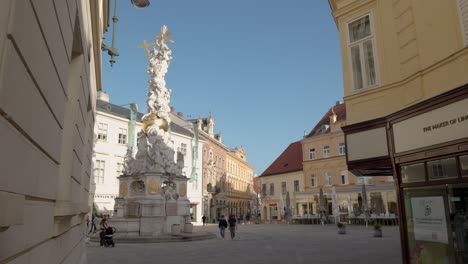 Pestsäule-Covid-Lockdown-In-Österreich---Baden-Bei-Wien---Pestsäule-Im-Zentrum-Von-Baden-Bei-Wien