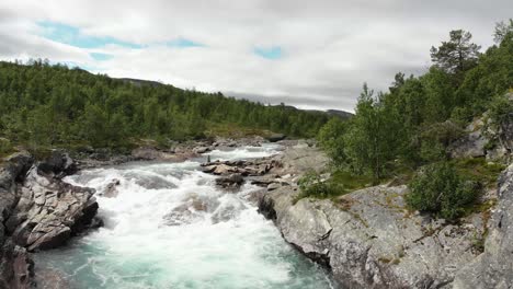 Hermoso-Río-Salvaje-Llamado-Otta-En-Noruega