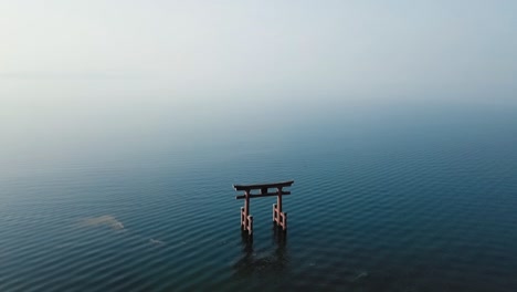 Schwebendes-Torii-–-Kreisparallaxe,-Biwa-See-In-Japan,-24 fps