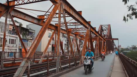 Long-Biên-Bridge---Motorcycles-Travelling-Across-The-Historic-Cantilever-Bridge-At-Cau-Long-Bien-In-Hanoi-City,-Vietnam