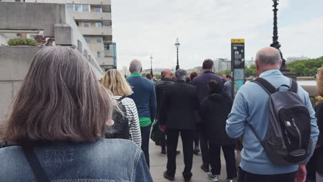 Handheld-shot-of-people-queuing-in-line-for-Queen-Elizabeth-II-lying-in-state