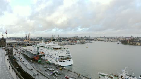 Kreuzfahrtschiff-Im-Terminal-Stadsgården-In-Der-Altstadt-Von-Stockholm