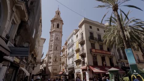 Valencia-Santa-Caterina-Katholische-Kirche-Plaza-Tourismus-Nach-Covid-19-In-Spanien-Während-Des-Tages-Weitwinkelaufnahme