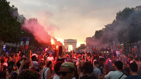 Gente-Celebrando-La-Victoria-Después-De-La-Final-De-La-Copa-Mundial-De-Fútbol-De-2018-En-Los-Campos-Elíseos-De-París.