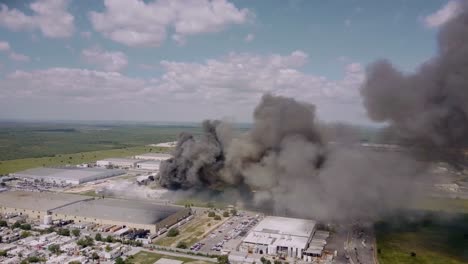 Aéreo---Incendio-En-Una-Fábrica-Textil-En-Reynosa,-Tamaulipas,-México,-Amplio-Plano-Circular