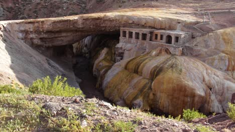 Touristenattraktion-Puente-Del-Inca-Oder-Inka-Brücke-In-Cordillera-De-Los-Andes,-Argentinien