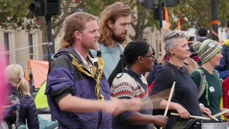 Eine-Schwarze-Frau-Spielt-Während-Der-Extinction-Rebellion-Proteste-Schlagzeug-In-Den-Straßen-Londons