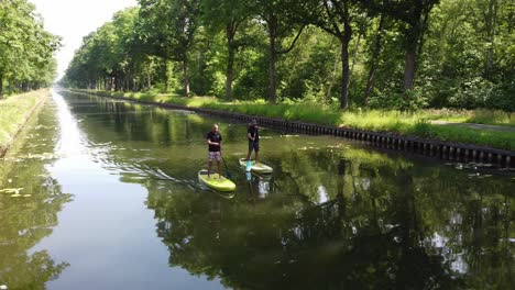 Mit-Einem-U-Boot-Durchs-Wasser-Radeln-In-Lommel,-Belgien