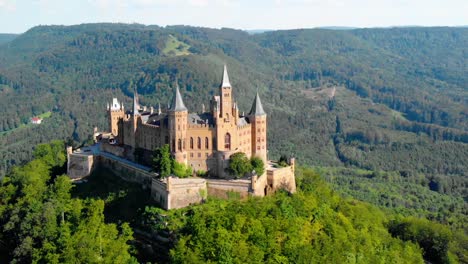 Aéreo,-Retroceder,-Disparo-De-Drone,-Lejos-Del-Castillo-De-Burg-Hohenzollern,-Soleado,-Día-De-Verano,-En-Baden-wurttemberg,-Suabia,-Alemania