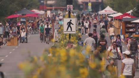 Una-Concurrida-Zona-Peatonal-De-Cerca-En-El-Centro-De-Banff-Timelapse