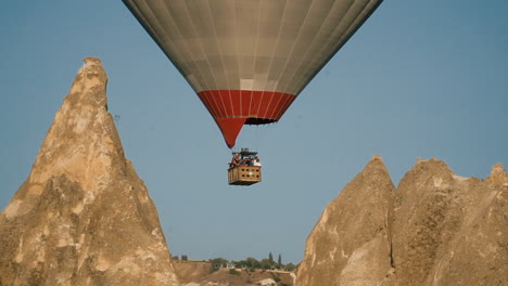 Globo-Aerostático-Viaja-Entre-Las-Chimeneas-De-Hadas