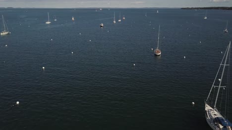 Toma-Aérea-De-Un-Dron-Sobrevolando-Veleros-Cerca-Del-Puerto-De-Rockland-En-Maine