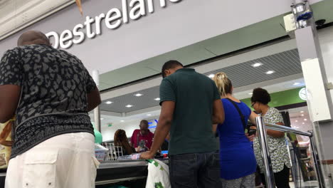 Menschen-Stehen-In-Einem-Supermarkt-An-Der-Kasse-Schlange