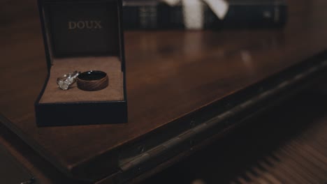 Anillos-De-Boda-De-La-Novia-Y-El-Novio-Juntos-En-Un-Joyero