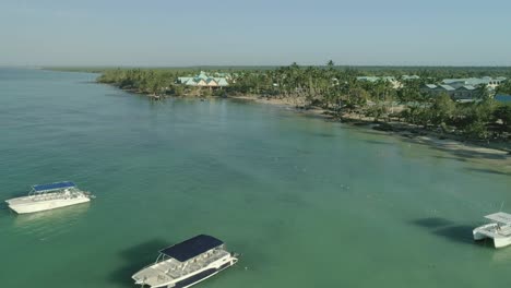 -Luftaufnahme-Von-Booten,-Die-In-Der-Bucht-Von-Bayahibe,-Dominikanische-Republik,-Vor-Anker-Liegen