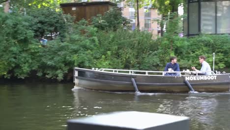 Dos-Jóvenes-En-Un-Barco-En-Un-Río