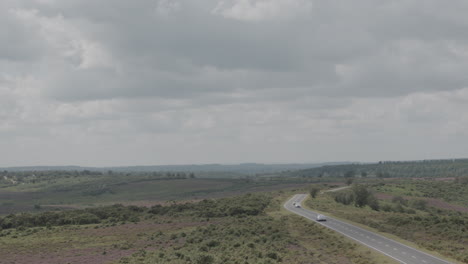 Toma-Aérea-De-Drones-De-Automóviles-En-La-Carretera-En-El-Paisaje-Inglés-Siguiendo-Lentamente