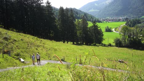 Hermoso-Paisaje-En-Las-Montañas-De-Los-Alpes,-Gente-Subiendo-Una-Colina